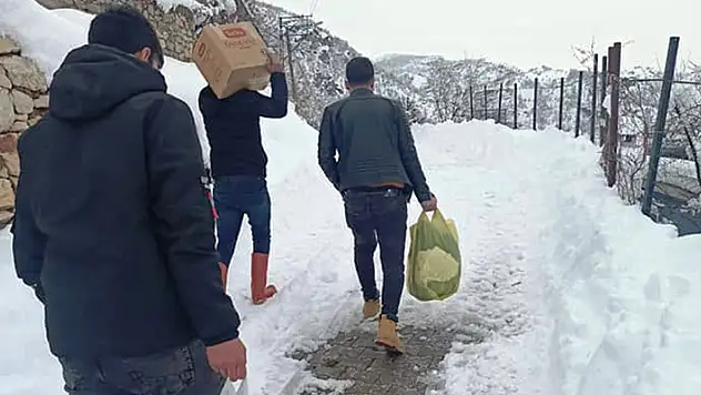 BİMDER zorlu kış şartlarında ihtiyaç sahiplerine ulaşıyor.
