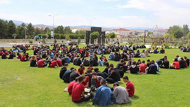 Bin 200 öğrenci aynı anda kitap okudu