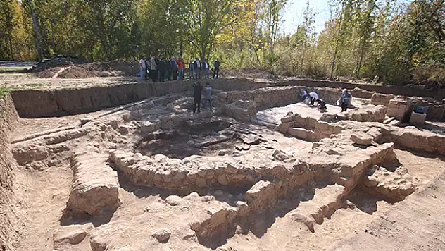 Bin 400 yıllık taban mozaiği çıkan kazı alanında çalışmalar sürüyor
