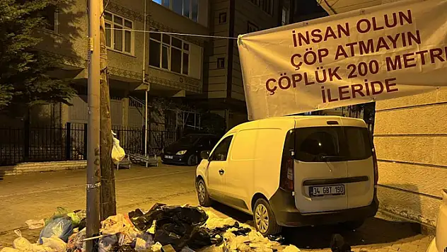 Bina önüne çöp bırakılmasından bıkan apartman sakinleri, pankart asarak tepki gösterdi
