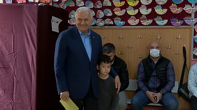 Binali Yıldırım'dan kabinden geç çıkan eşine 'Karar veremedin mi' esprisi


