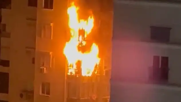Binanın 5'inci kat balkonunda çıkan yangın üs kattaki 2 daireye de sıçradı
