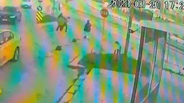 Bindikleri takside, 'Tüm gün bize çalışacaksın' diyen şüphelilere meydan dayağı kamerada
