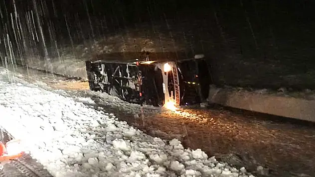 Bingöl'de 2 yolcu otobüsü devrildi, 22 kişi yaralandı
