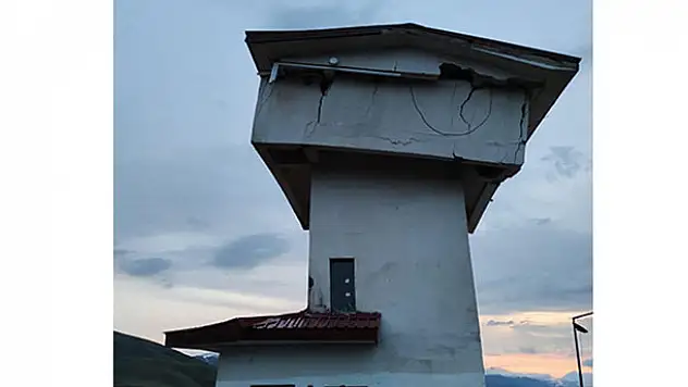 Bingöl'de depremde çöken güvenlik kulesinde 1 korucu şehit oldu