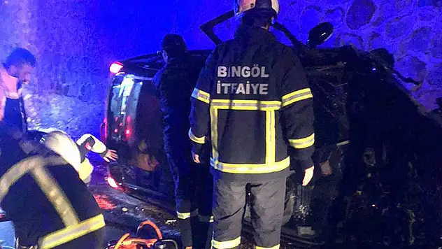 Bingöl'de feci kaza: İstinat duvarına çarpan otomobildeki 2 kişi öldü