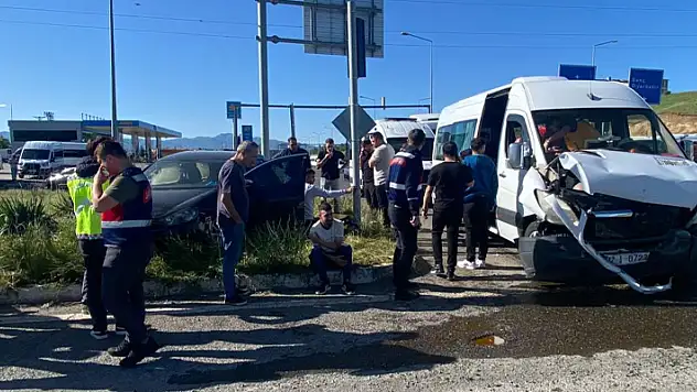 Bingöl'de işçi servisi ile otomobil çarpıştı: 10 yaralı
