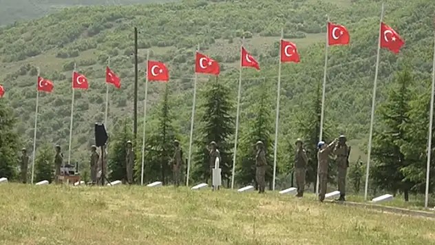 Bingöl'de kalleşçe şehit edilen 33 asker anıldı
