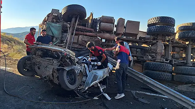 Bingöl'de kamyon ile otomobil çarpıştı: 3 yaralı
