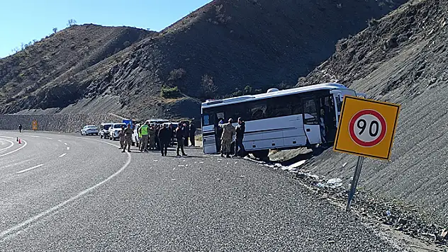 Bingöl'de midibüs yoldan çıktı: 27 yaralı


