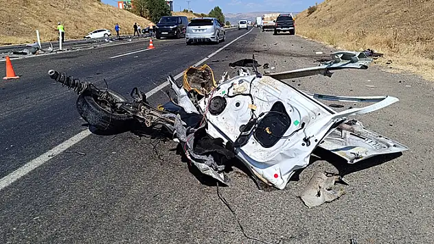 Bingöl'de otomobiller kafa kafaya çarpıştı: 1 ölü, 2 yaralı

