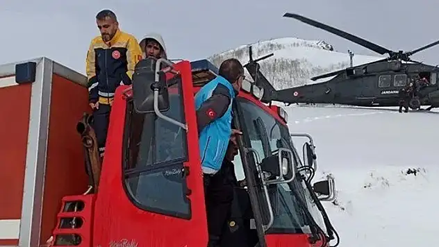 Bingöl'de tipide mahsur kalan avcılar helikopterle kurtarıldı
