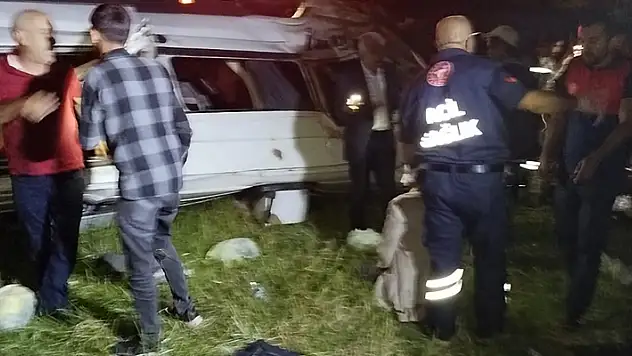 Bingöl'de yolcu minibüsü devrildi: 13 yaralı
