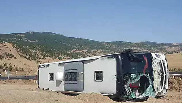 Bingöl'de yolcu otobüsü devrildi: 14 kişi yaralandı
