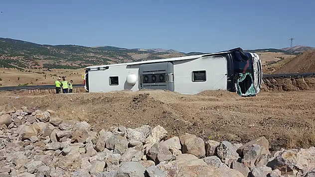 Bingöl'de yolcu otobüsü devrildi: 14 yaralı
