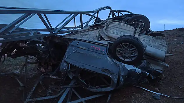 Bingöl'de çarptığı elektrik direği otomobilin üzerine düştü 1 ölü, 1 yaralı