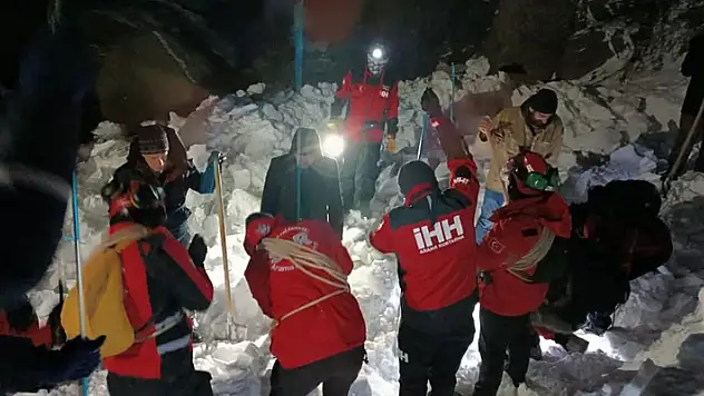 Bingöl'de çığ düştü: Çığ altında kaldığı düşünülen 1 kişi aranıyor
