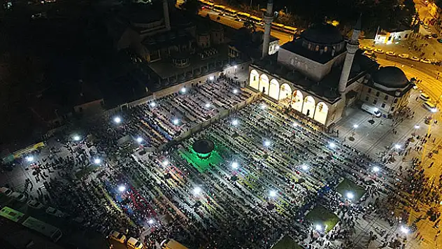 Binlerce Çocuk Sabah Namazında Mevlana Meydanı'nı Doldurdu
