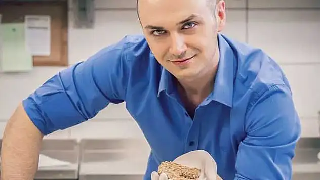 Binlerce kadın her gün onunla beraber baklava açıyor, börek pişiriyor