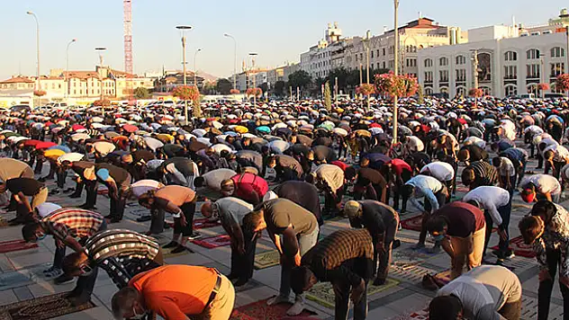 Binlerce kişi bayram namazı için Mevlana Meydanına akın etti