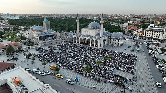 Binlerce kişi bayram namazında Mevlana Meydanı'nı doldurdu