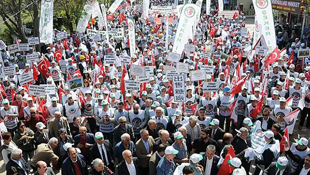 Binlerce kişi, şeker fabrikası satışlarını protesto etti