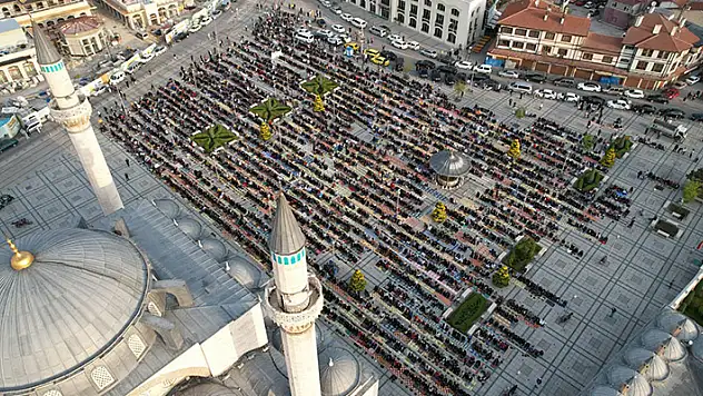 Binlerce vatandaş bayram namazı için Mevlana Meydanı'nda buluştu