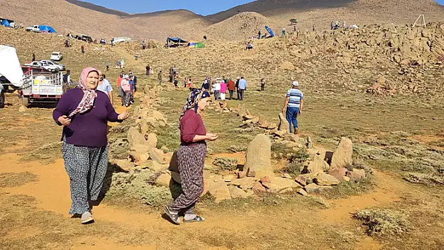 Binlerce Yörük 7 asırlık geleneği Sanrıdas Dağının 2300 rakımlı zirvesinde yaşattı
