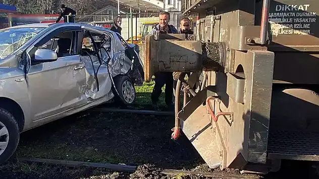 Bir aile dehşeti yaşadı! Tren, otomobili 30 metre sürükledi
