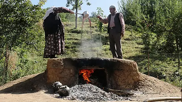 Bir asırdır doğal yollarla üzüm pekmezi yapıyorlar
