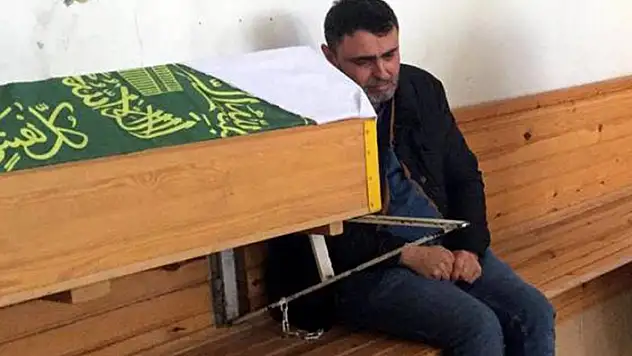 Bir babanın en zor anı: İş makinesinin altında kalan bebeğinin tabutu başında taziyeleri kabul etti


