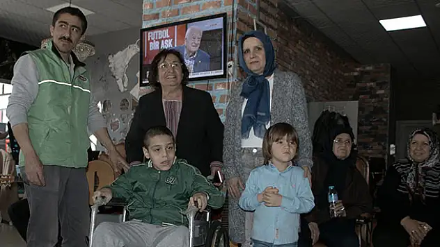 Bir çocuğa daha tekerlekli sandalye