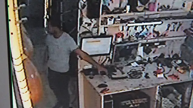 Bir dakikalık boşlukta telefonu çaldı
