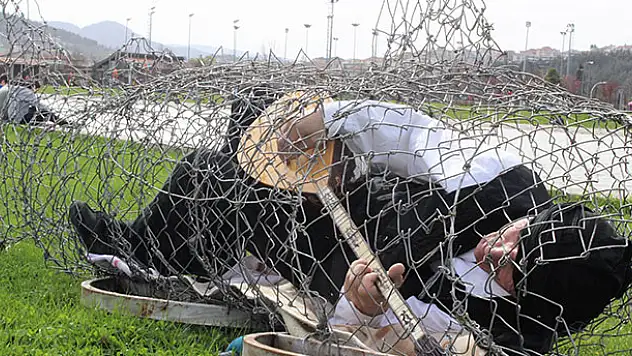 Bir Garip Protesto: Telden Yaptığı Balığın İçinde Saz Çaldı