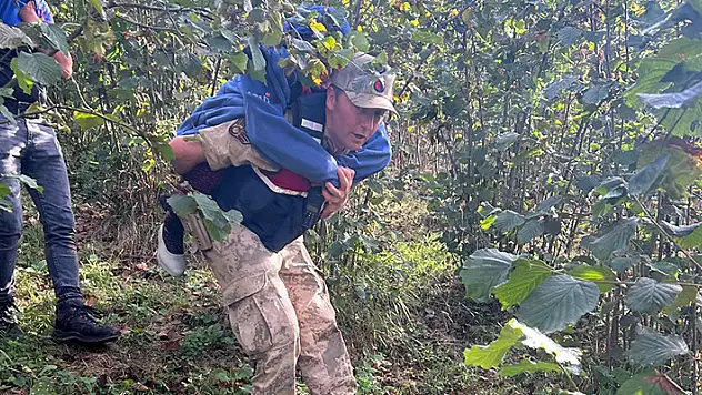 Bir gün sonra bulunan Alzheimer hastasını jandarma personeli sırtında taşıdı

