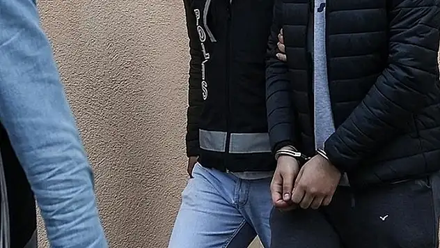 Bir günde 5 iş yerini soyan hırsızlar, kıskıvrak yakalandılar!