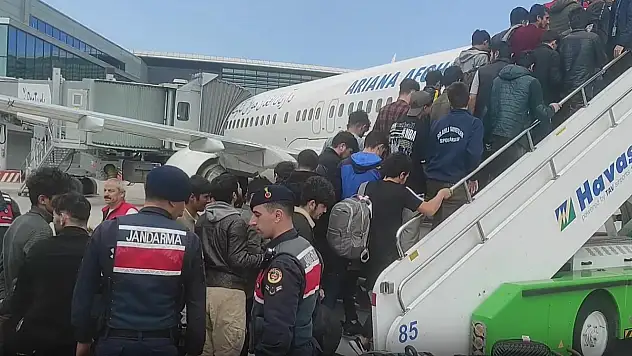Bir haftada 1390 düzensiz göçmen sınır dışı edildi