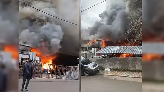 Bir iş yerinde çıkan yangına itfaiye müdahale ediyor