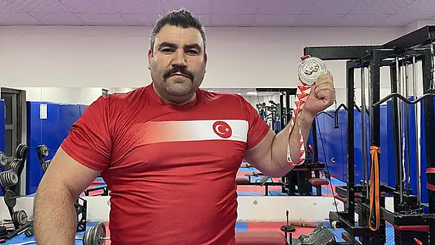 Bir şampiyona ilanıyla başladığı bilek güreşinde, başarılarıyla adından söz ettiriyor

