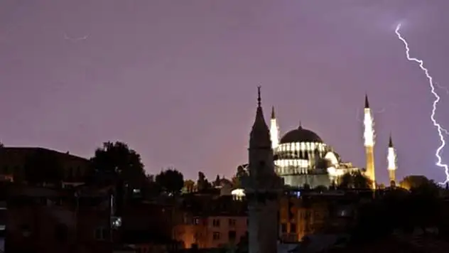Bir uyarı da İstanbul Valiliği'nden: Gece saatlerinde sağanak yağış bekleniyor