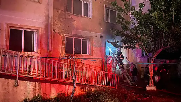 Birlikte yaşadığı kadınla tartışıp evi ateşe veren kişi, alevlerin arasında kalıp ağır yaralandı
