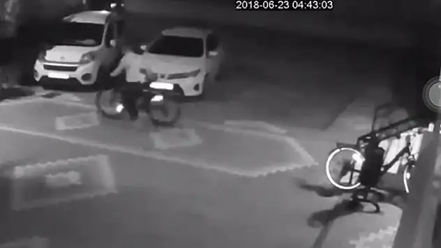 Bisiklet çalan 3 şüpheli güvenlik kamerasında