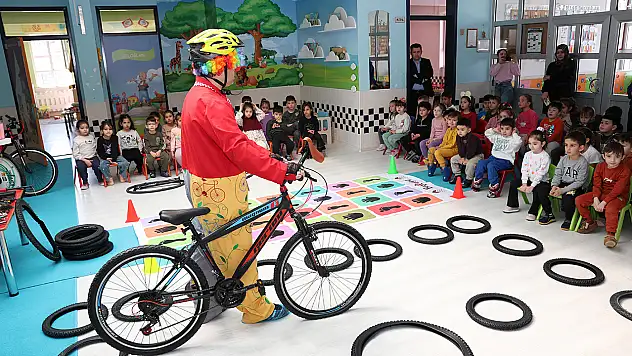 Bisiklet şehri Konya'da minik eller lastik yamadı