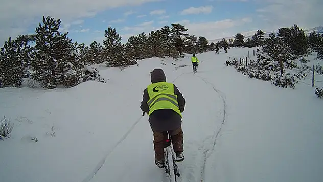 Bisiklet tutkusu -11 derece karda pedal çevirtti