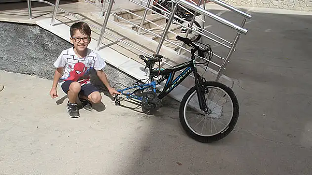 Bisikletinin arka tekeri çalınan Kadirhan Yılmaz, tekerin bulunmasıyla yeniden pedal çevirebilecek
