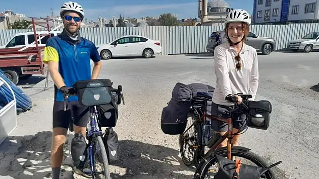 Bisikletle Almanya'dan yola çıkıp, 10 ülkeyi geçip Konya'ya ulaştılar