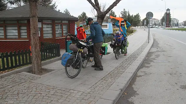 Bisikletle Avrupa ve Asya turuna çıkan Fransız aile Konya'da mola verdi
