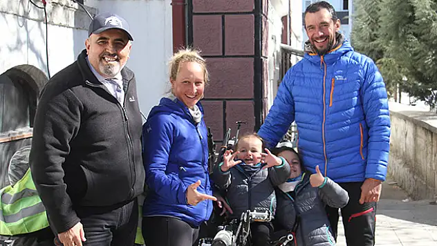 Bisikletleriyle dünya turuna çıkan Fransız aile Beyşehir'de mola verdi
