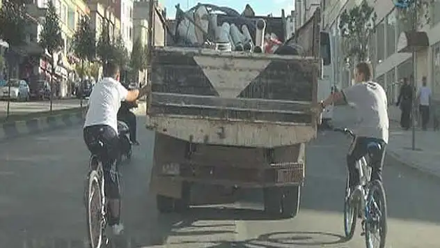 Bisikletli gençlerin trafikte tehlikeli yolculuğu