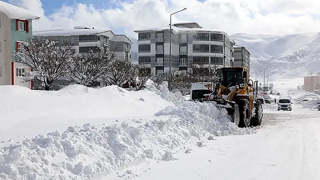 Bitlis merkezde kar kalınlığı 127 santim: 110 köy yolu kapalı

